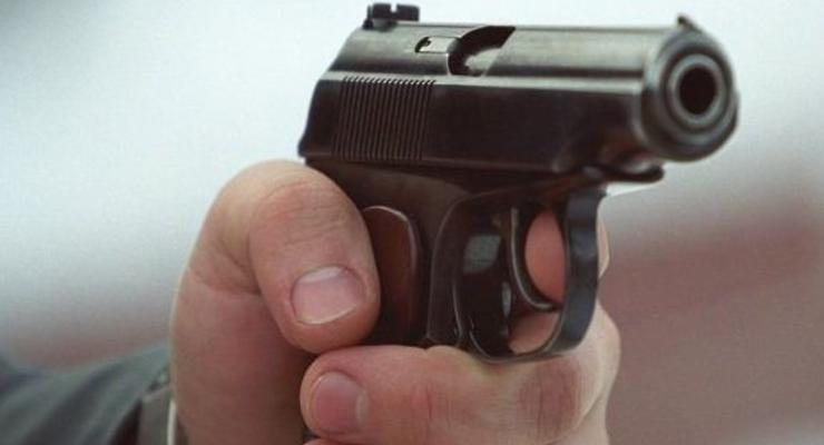 Депутат Хмельницкого горсовета угрожал оружием мужчине избил его ногами