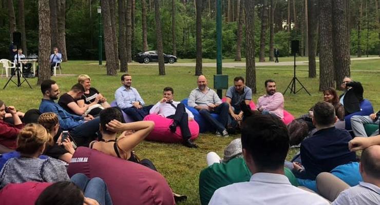 Зеленский собрал журналистов на встречу в лесу