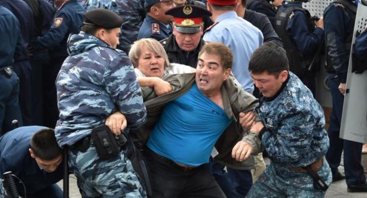 В Казахстане в день выборов задержали около 100 протестующих