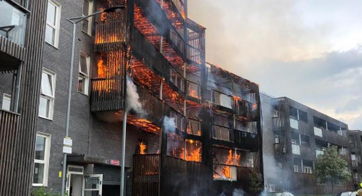 При пожаре в Лондоне сгорели два десятка квартир