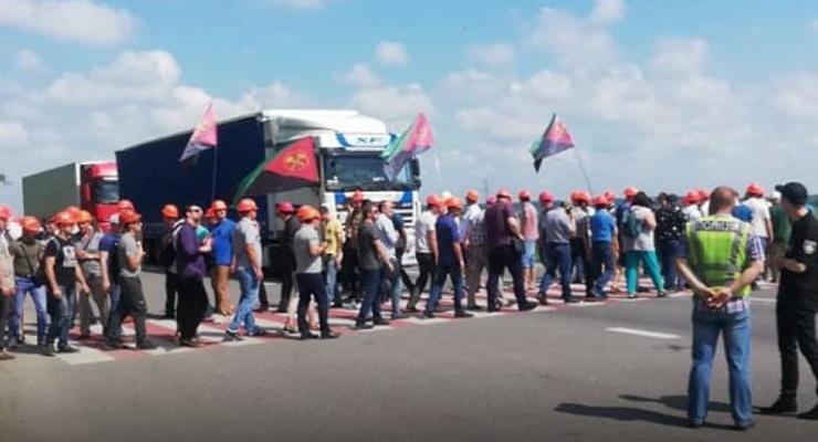 Под Львовом шахтеры блокируют трассу из-за долгов по зарплате