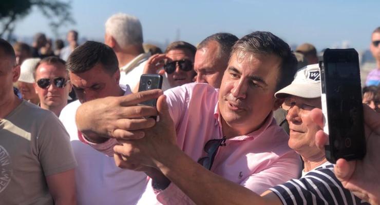 Саакашвили на Крещатике спрашивал людей, идти ли ему на выборы