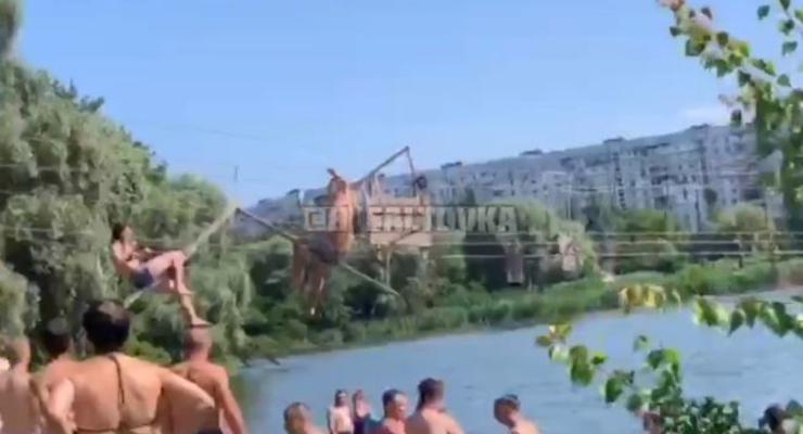Пьяные отдыхающие оборвали канатный мост на пляже в Харькове