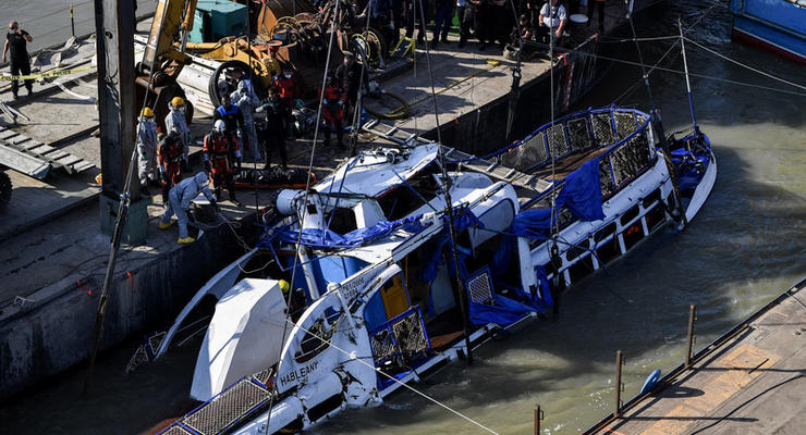 На поднятом из Дуная катере нашли тела капитана и пассажиров