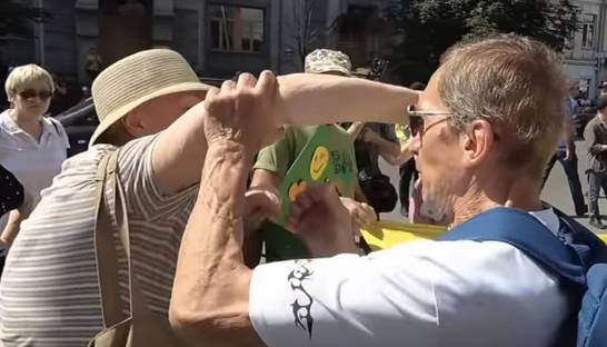 Под КСУ устроили драку противник и сторонник Зеленского