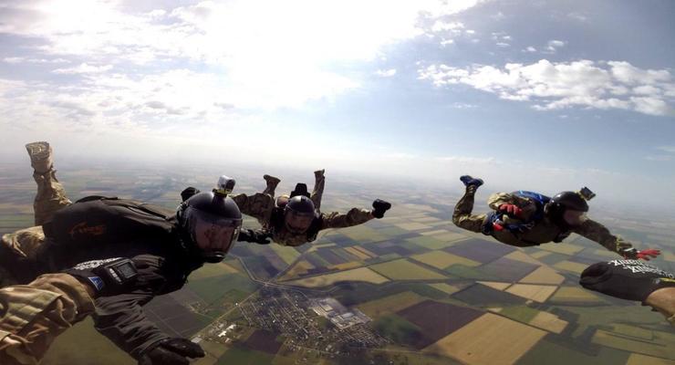 Пехотинцы учатся прыгать с парашютом с 8000 метров и в темноте