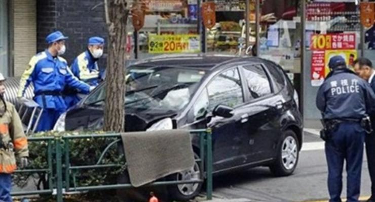 В Японии авто врезалось в группу детей