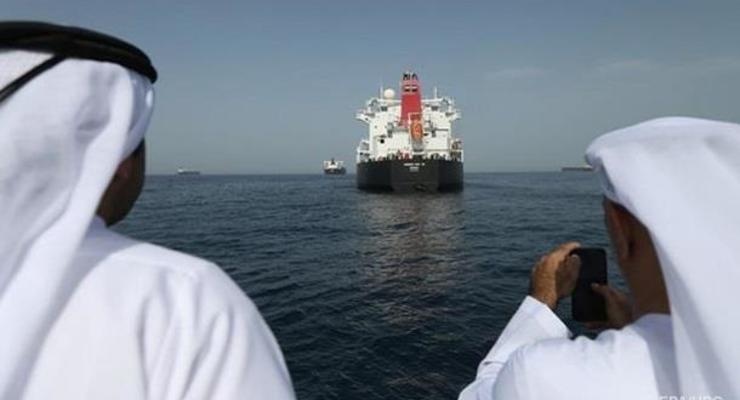 В Оманском заливе торпедами подорвали два нефтяных танкера