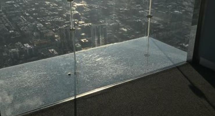 В США треснул стеклянный пол на высоте 442 метра