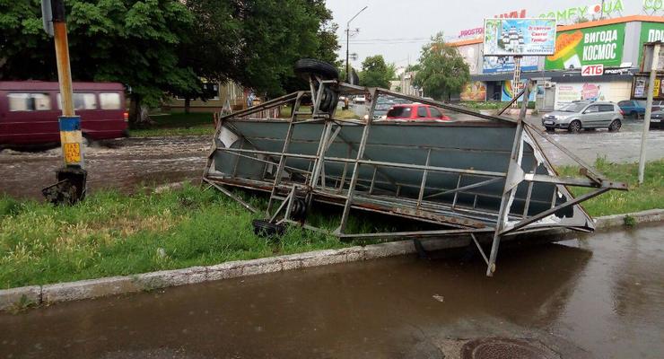 Под Днепром пронесся мощный ураган с ливнем