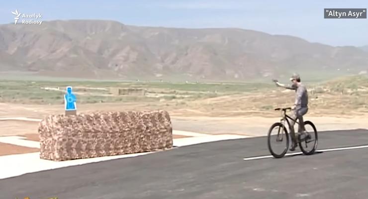 Глава Туркменистана показал военным, как на велосипеде стрелять по мишеням