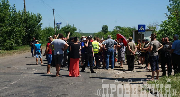 В Донецкой области люди перекрыли трассу из-за отсутствия воды