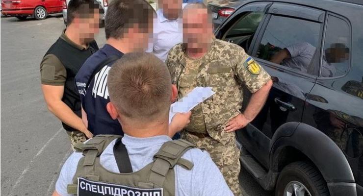 Одного из руководителей военкомата поймали на взятке в Одессе