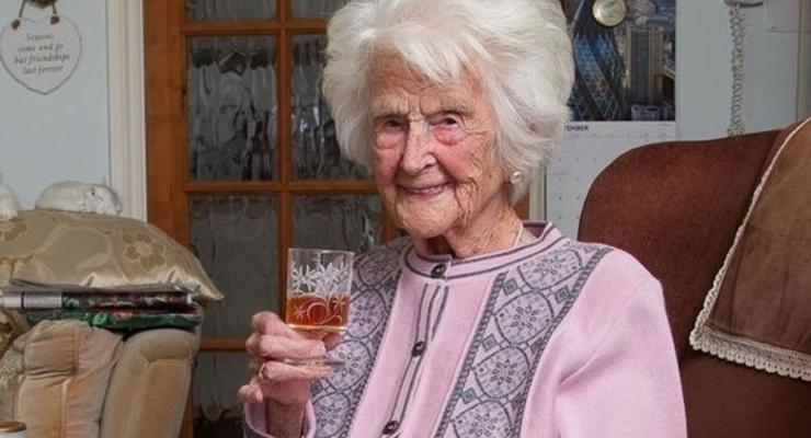 Британка ежедневно пила виски и умерла в 112 лет