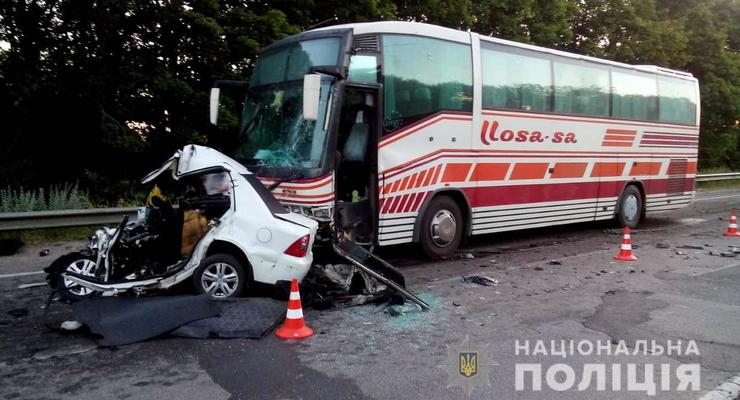 Под Харьковом столкнулись автобус и легковушка: Есть жертвы