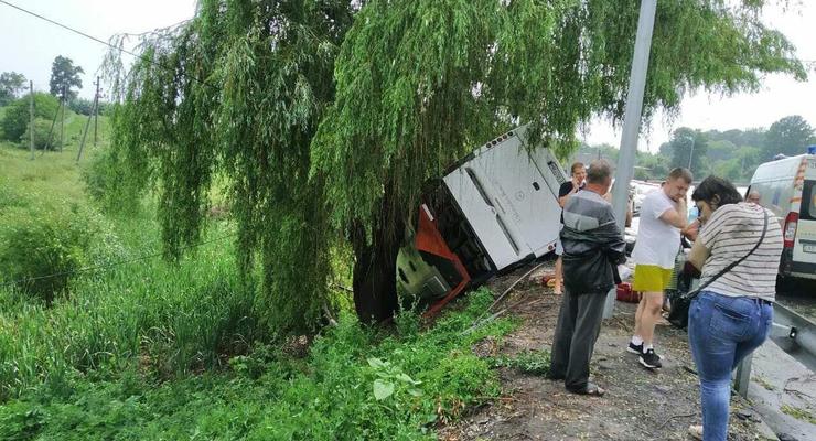 В Винницкой области перевернулся автобус: шесть пострадавших