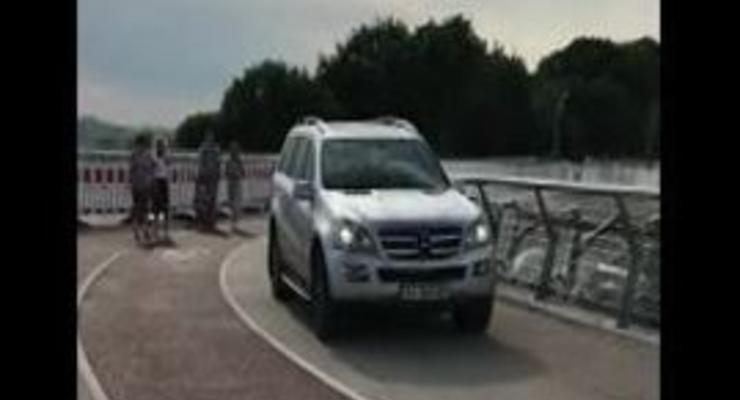 "Наглый" Mercedes засняли на пешеходно-велосипедном мосту в Киеве