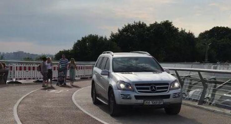 "Дикари": Кличко ищет очевидцев правонарушения на пешеходном мосту в Киеве