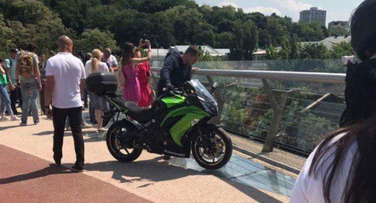 На "стеклянный" мост в Киеве теперь заехал мотоциклист