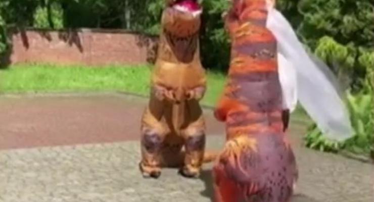 Во Львове пара пришла жениться в ЗАГС в костюмах тиранозавров