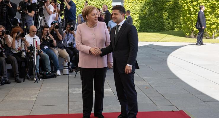 Зеленский ответил, почему не поддержал Меркель, когда ей стало плохо