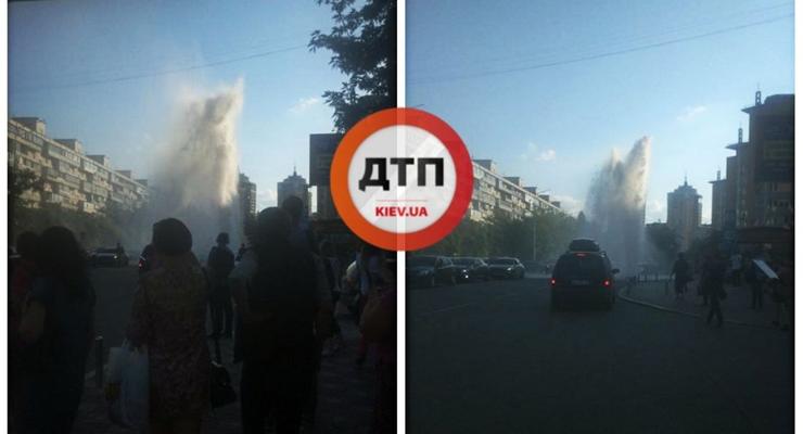 Фонтан из-под земли: в Киеве посреди улицы прорвало трубу