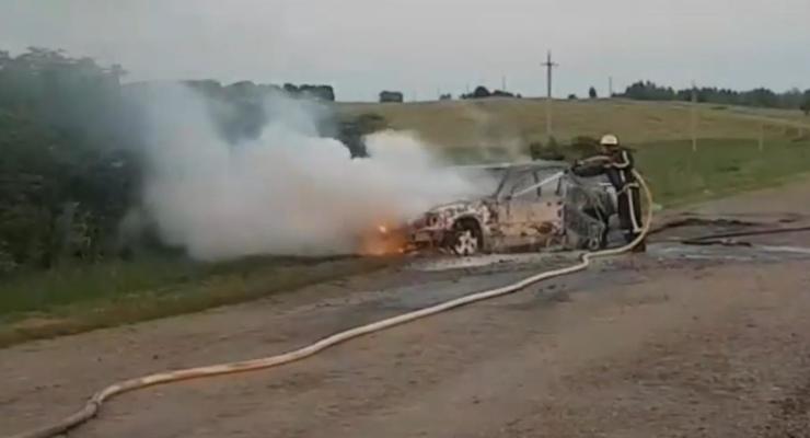 В Сумской области загорелось на ходу авто с пассажирами