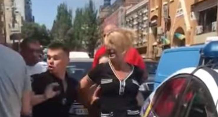 Я же мать: Женщина напала на полицейских в центре Киева