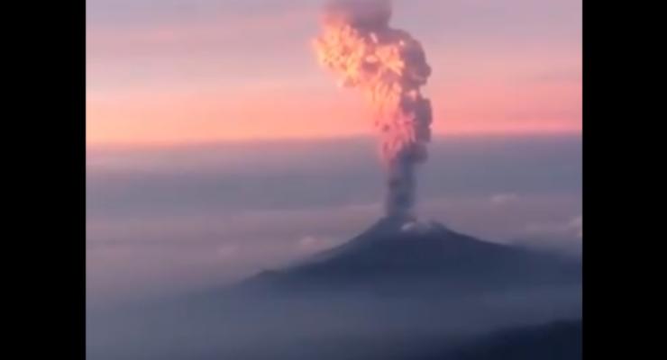 В Сети появилось видео зрелищного извержения вулкана в Мексике