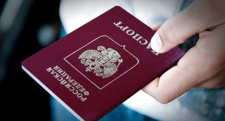 Полсотни жителей оккупированного Донбасса получили паспорта РФ