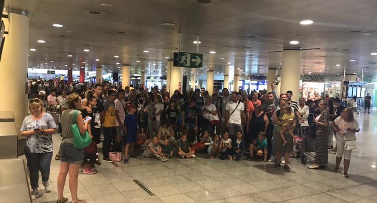 Почти 200 человек второй день не могут вылететь из Барселоны в Харьков