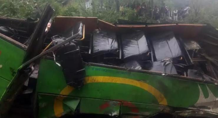 В Индии автобус рухнул в ущелье: 43 жертвы