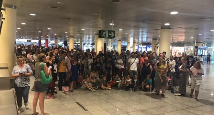 Две сотни пассажиров из Украины вторые сутки не могут вылететь из Испании