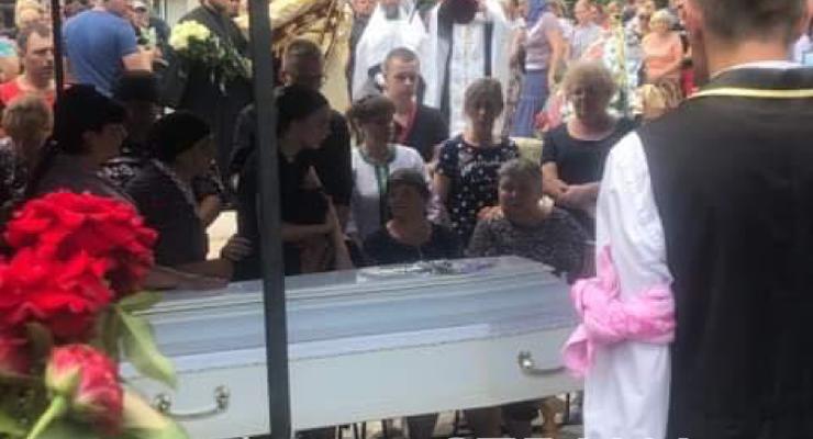 В Ивановке похоронили 11-летнюю Дашу Лукьяненко