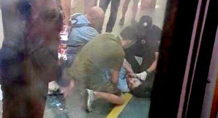 В киевском метро мужчина упал на платформу, поезд задел его голову - соцсети