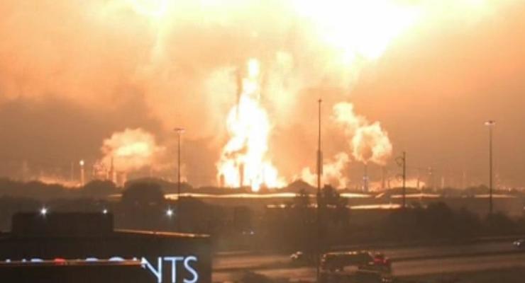 На нефтеперерабатывающем заводе в США произошел взрыв и пожар