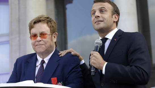 Элтон Джон получил от Макрона орден Почетного легиона