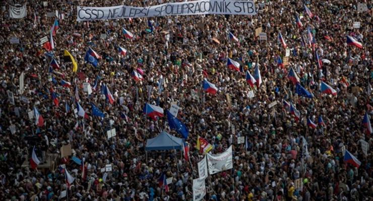 В Праге более 250 тысяч митингуют против власти
