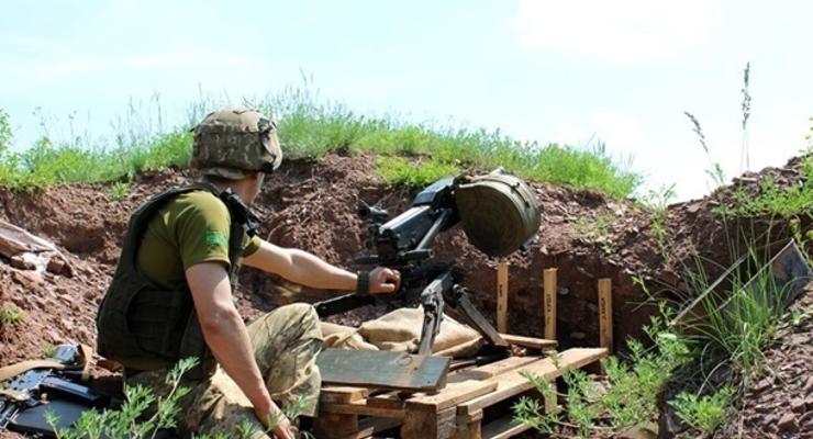 На Донбассе за сутки 34 обстрела, ранены три бойца