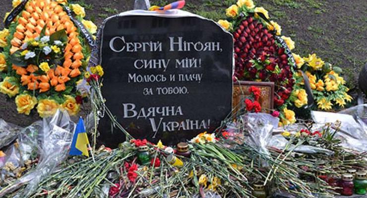 В Киеве вандалы разгромили памятник Сергею Нигояну