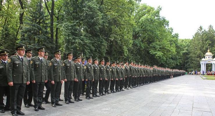 "Офицеры, россияне!": На выпускном лейтенант НГУ танцевал под Газманова