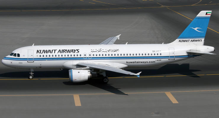 Пассажирский самолет врезался в аэропорт во Франции