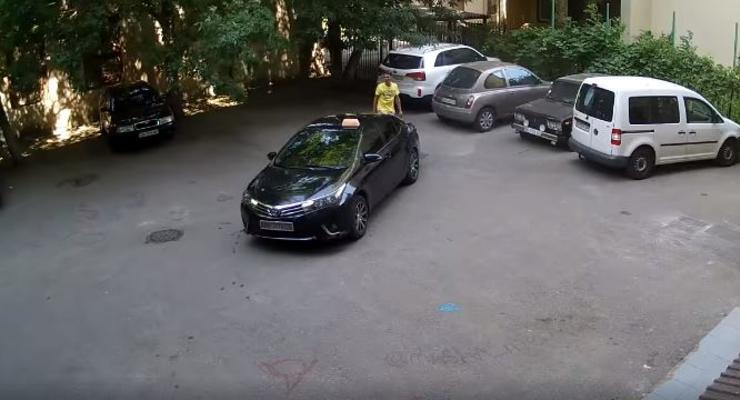 В Одессе засняли, как водитель такси украл крышку люка