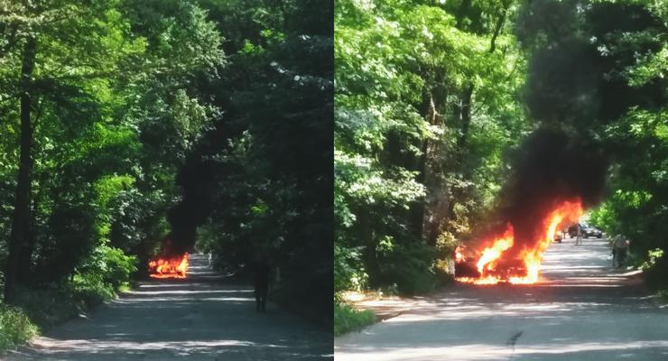 В Киеве на ходу вспыхнул автомобиль и сгорел дотла