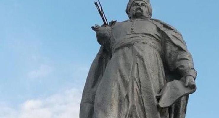В Кривом Роге у памятника Богдану Хмельницкому отпала рука