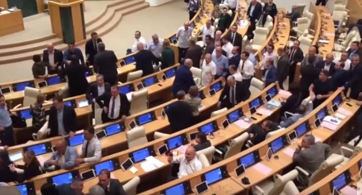Грузинские депутаты подрались из-за оппозиции