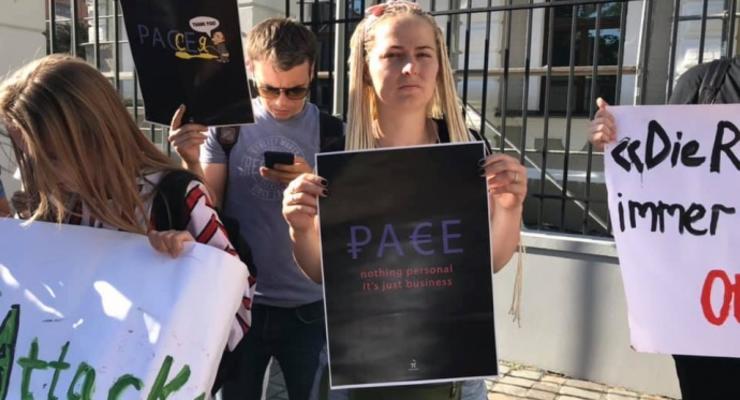 В Киеве люди пикетировали посольства стран, которые поддержали возвращение РФ в ПАСЕ