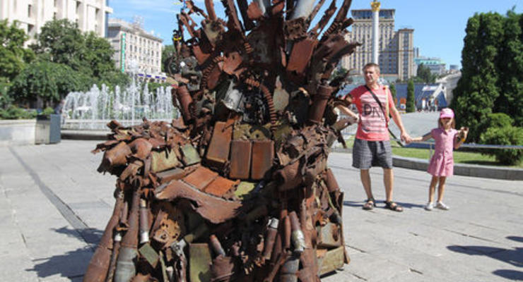 На Майдане установили "Железный трон Востока": Сделан из обломков снарядов