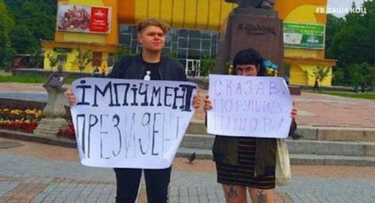 Суд признал виновными подростков из Ровно за пикет против Зеленского