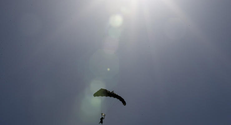 В Крыму из-за неудачного прыжка с парашютом утонули военные, - СМИ